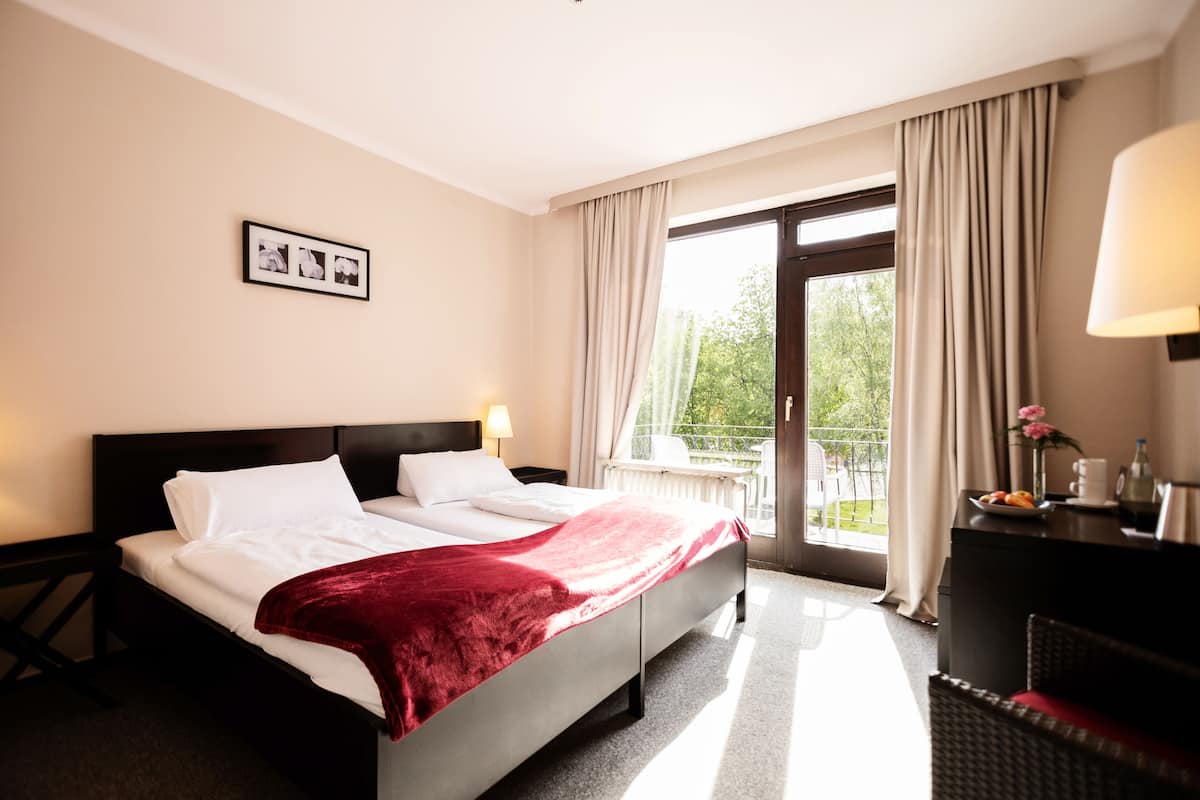 Standard Double Room | Peti besi dalam bilik, meja, langsir/tirai gelap terus