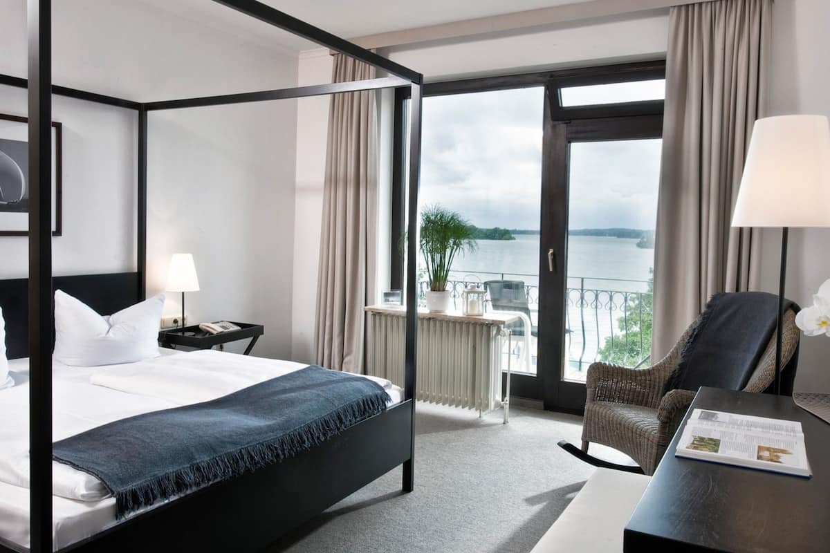 Standard Double Room - Lake View Balcony | Safe på rommet, skrivebord, blendingsgardiner og strykejern/-brett