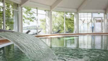 Piscine couverte, accÚs possible de 07 h 00 à 22 h 00, chaises longues