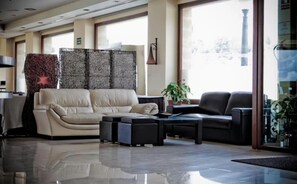 Coin salon dans le hall