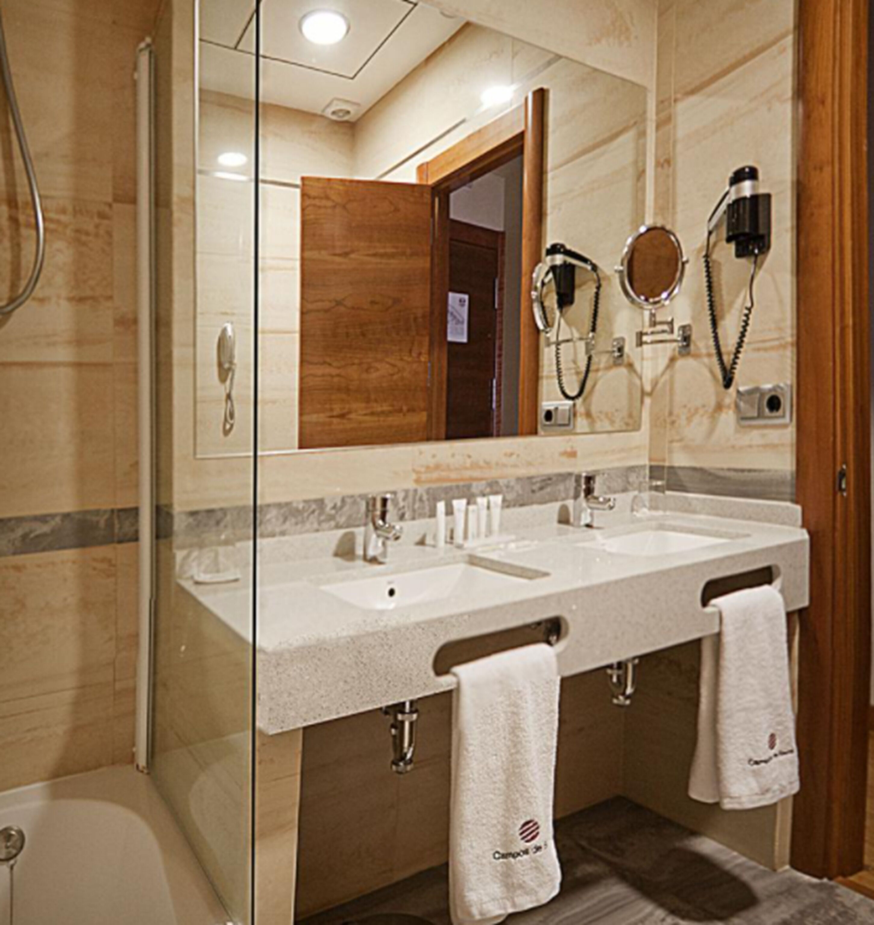 combined shower/bathtub, free toiletries, hair dryer, bidet