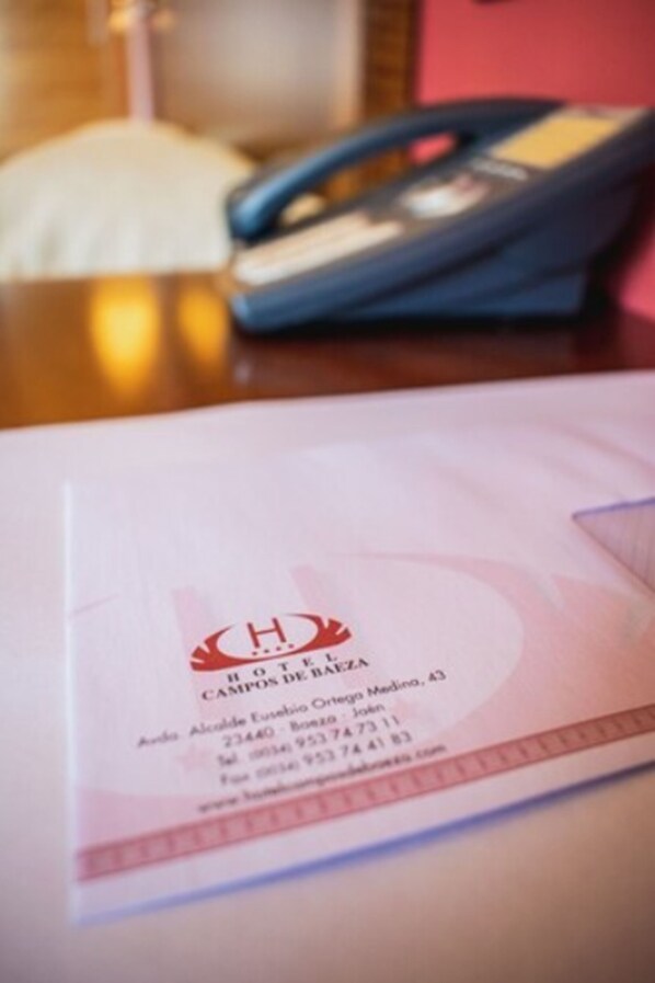 Een hotelbrochure met de naam 'Hotel de Barea' en contactgegevens.