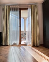 Suite junior, bañera de hidromasaje | Minibar, caja fuerte, escritorio y cortinas opacas