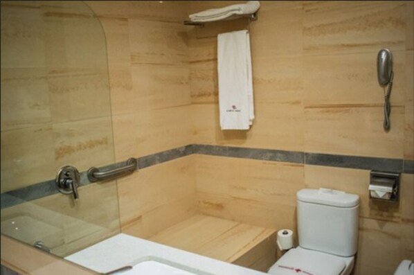 A bathroom with a glass-enclosed shower, a toilet, and a towel rack. - Campos de Baeza (Baeza)