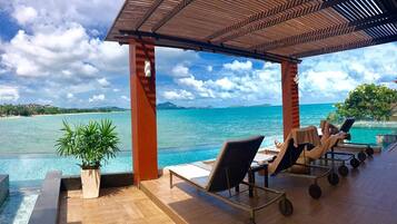 Outdoor pool, pool umbrellas, sun loungers