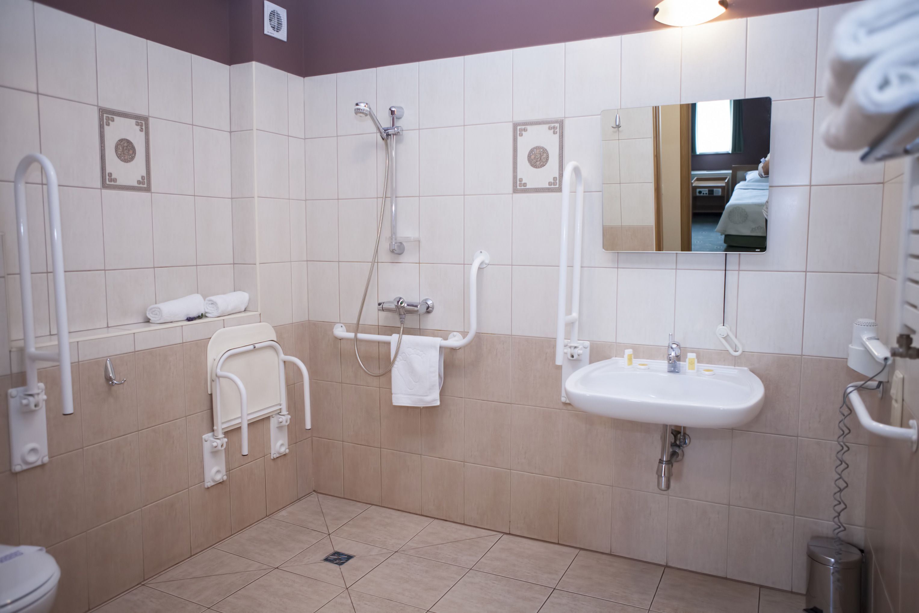 standard twin room | bathroom | free toiletries, hair dryer, towels