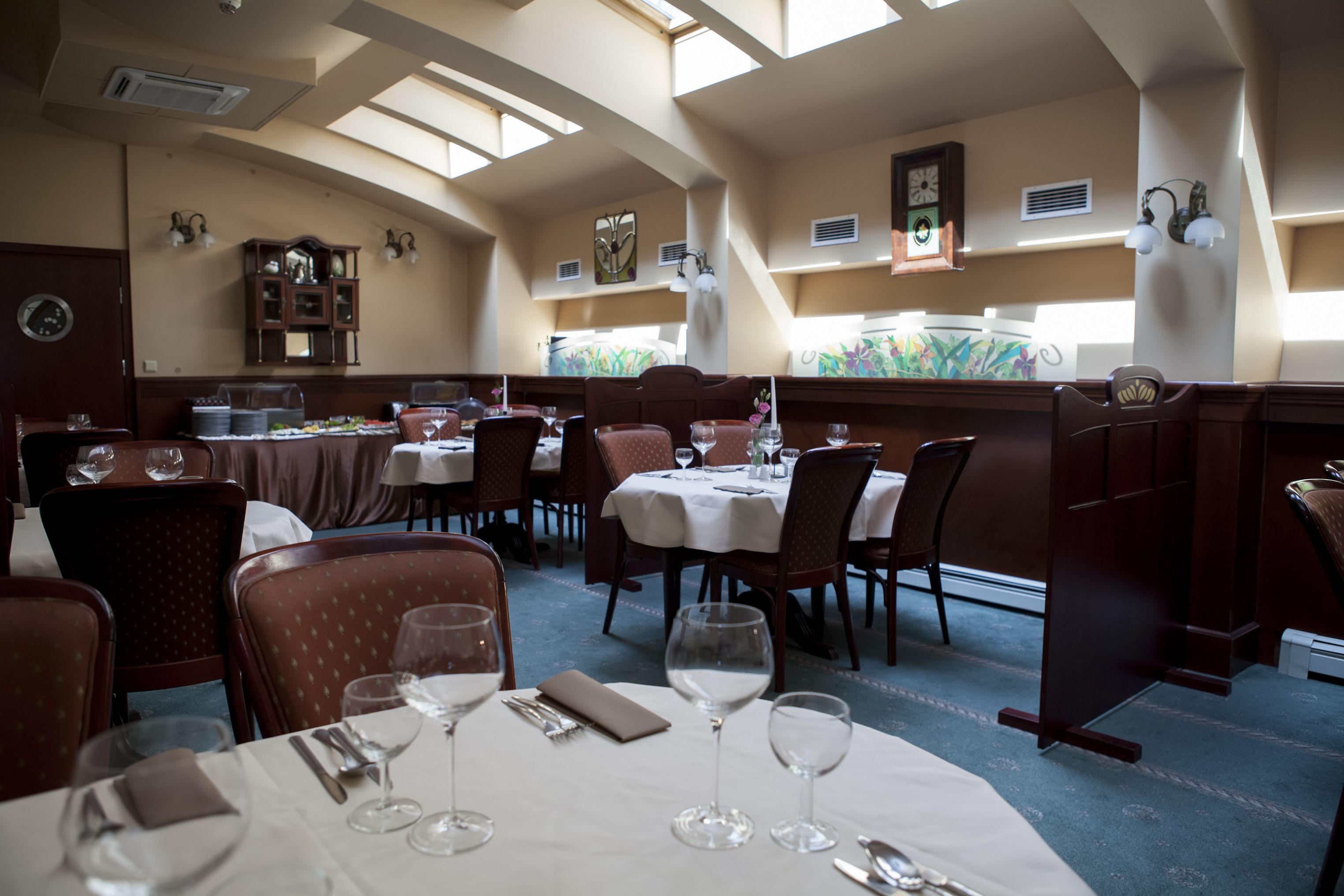 daily buffet breakfast (pln 39 per person)