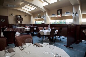 Daily buffet breakfast (PLN 39 per person)