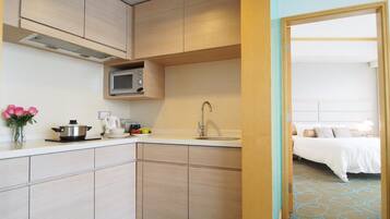 Grandluxe Suite | Private kitchen | Fridge, coffee/tea maker, electric kettle