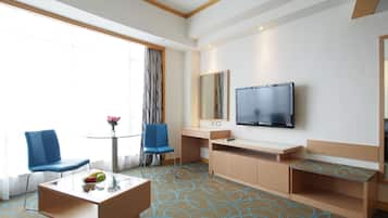 Deluxe Suite | Ruang tamu | TV LCD