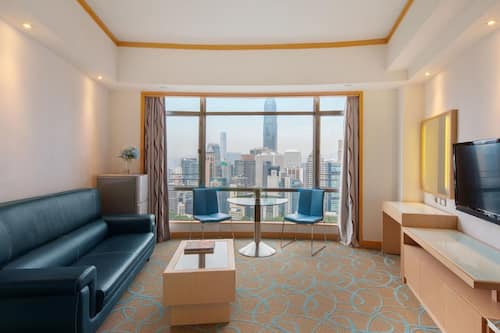 Garden Suite | In-room safe, desk, blackout drapes, iron/ironing board