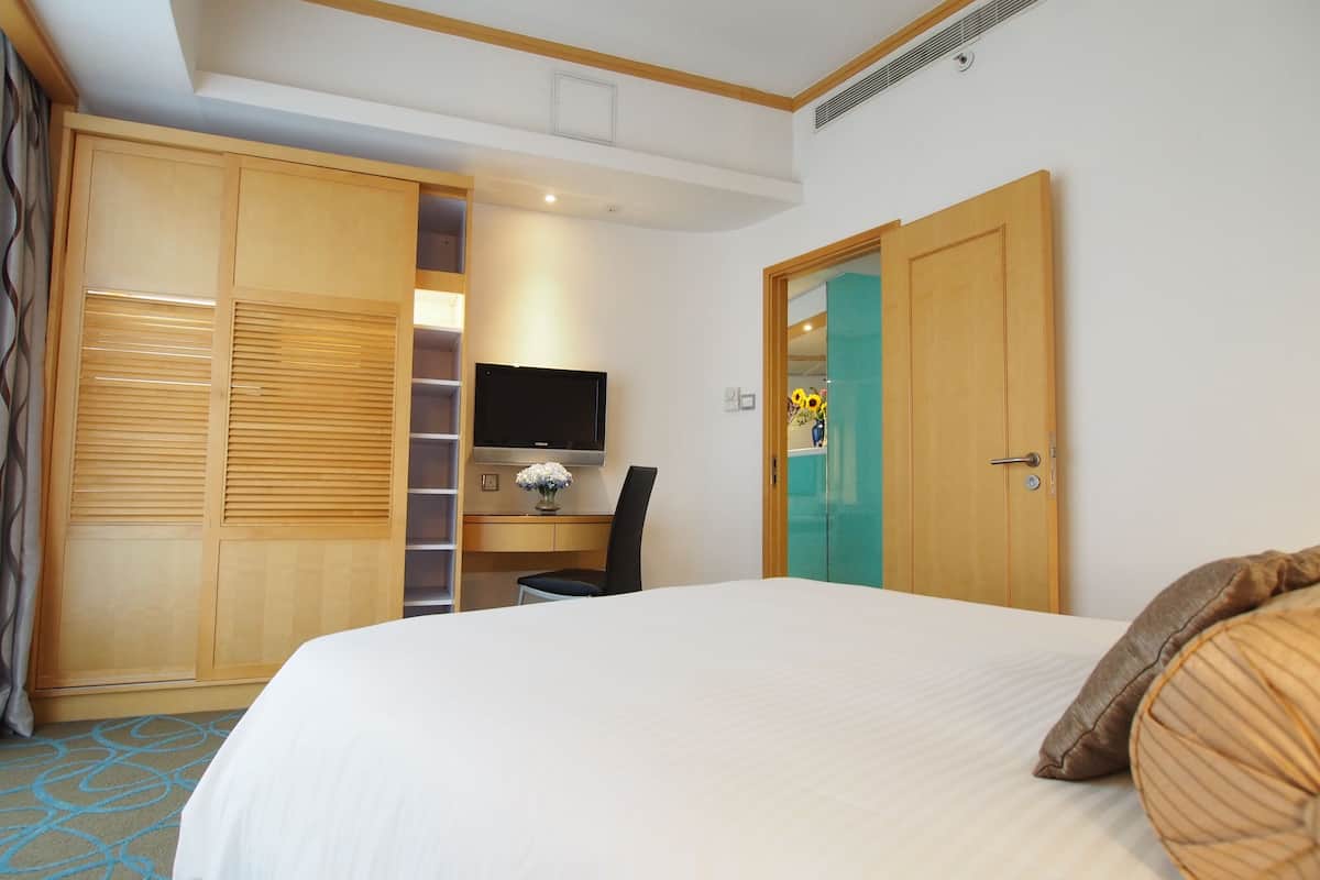 Suite Deluxe | Una cassaforte in camera, una scrivania, tende oscuranti