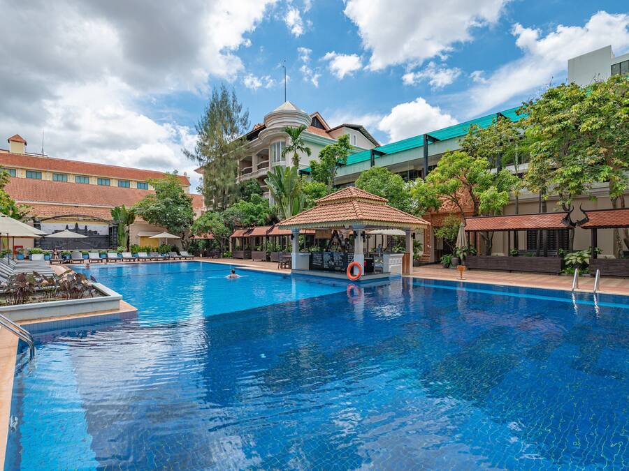 Piscina externa, funciona das 7h às 20h, guarda-sóis, espreguiçadeiras