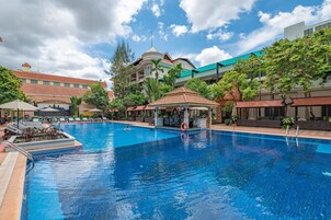 Outdoor pool, open 7:00 AM to 8:00 PM, pool umbrellas, sun loungers