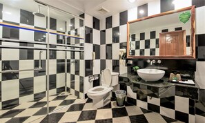 Separate bathtub and shower, deep-soaking bathtub