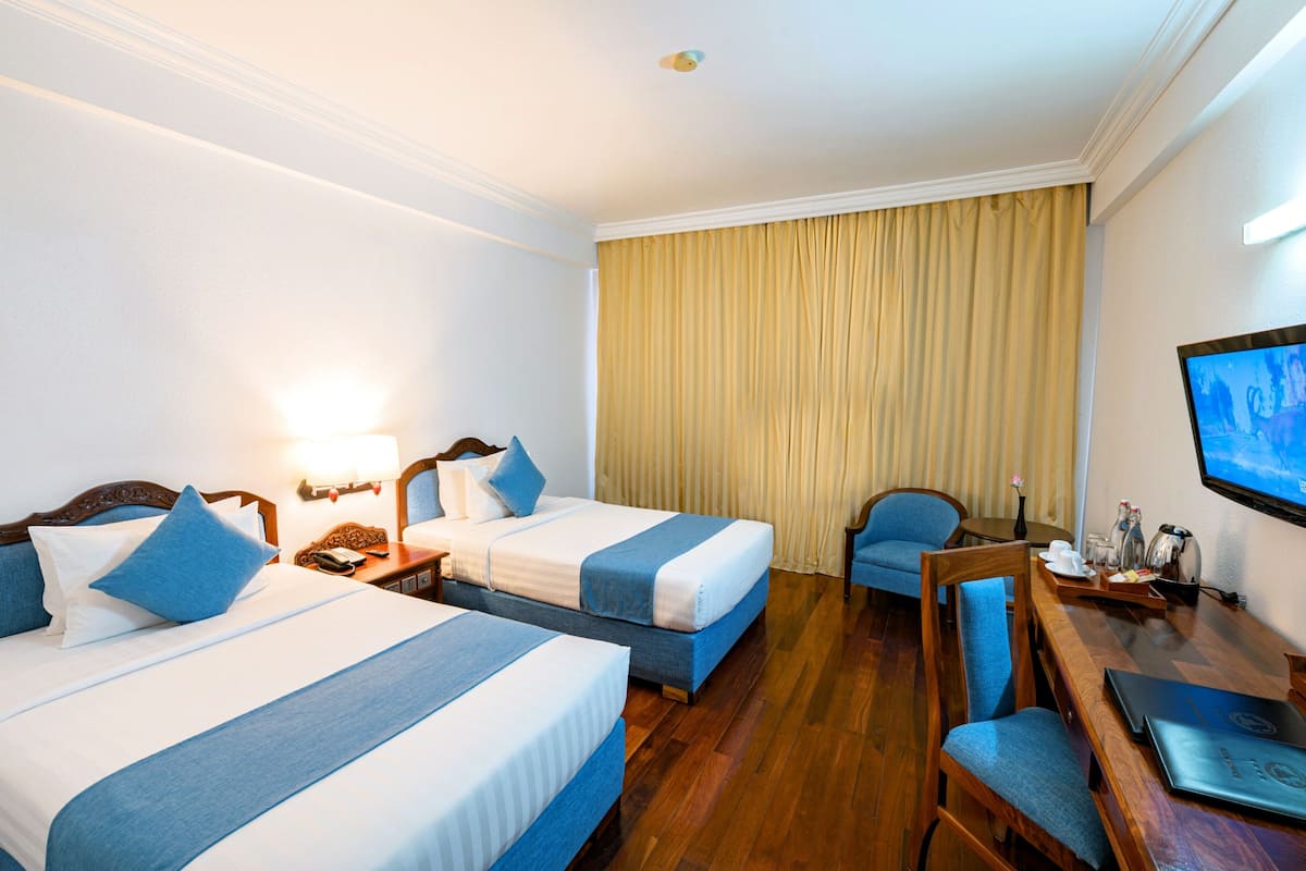 Deluxe Twin Room, Balcony with Pool View | Minibar, coffres-forts dans les chambres, décoration personnalisée