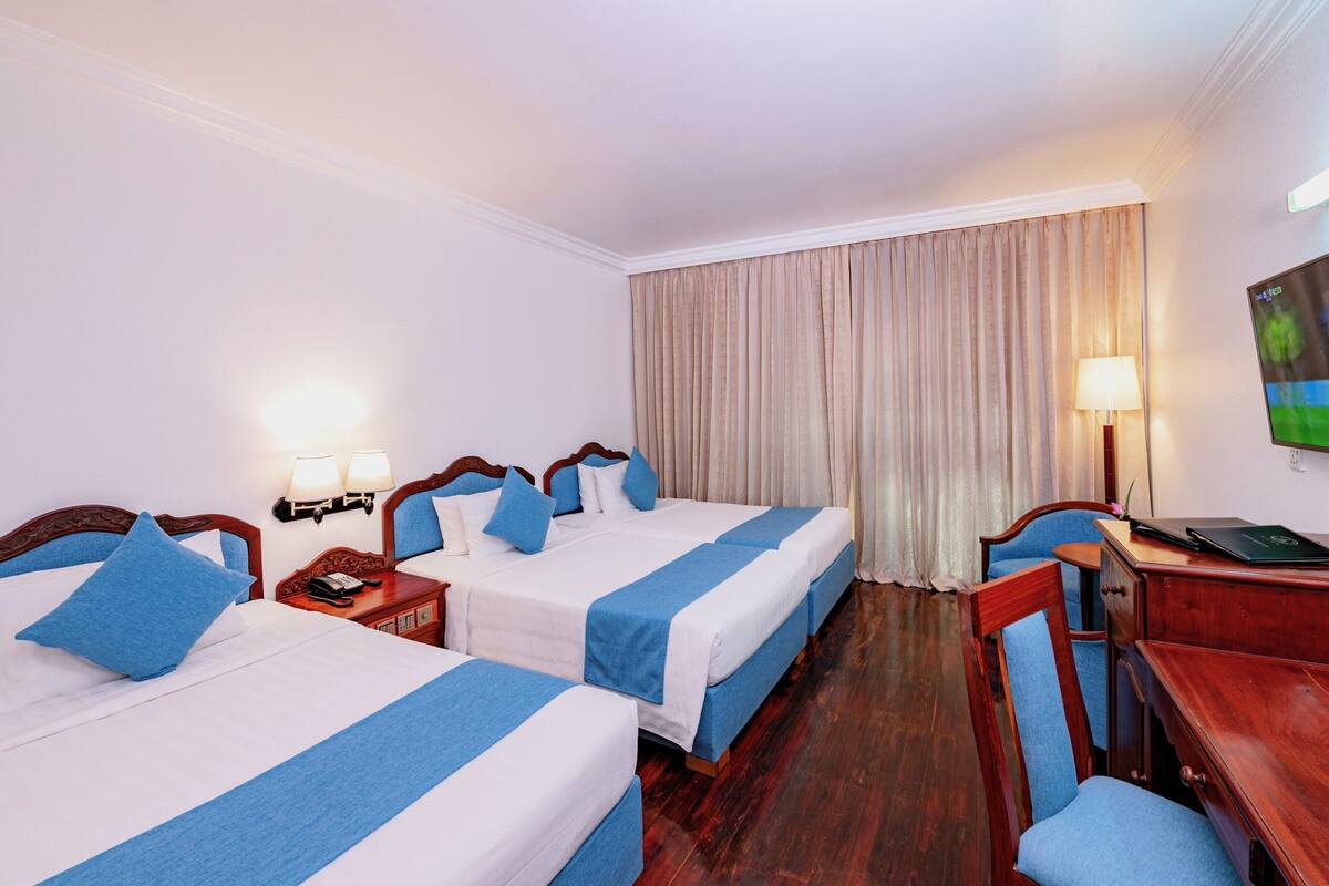 Superior Triple Room, 3 beds, Balcony with City View | Minibar, safe på rommet, skrivebord og skrivebord for bærbar PC