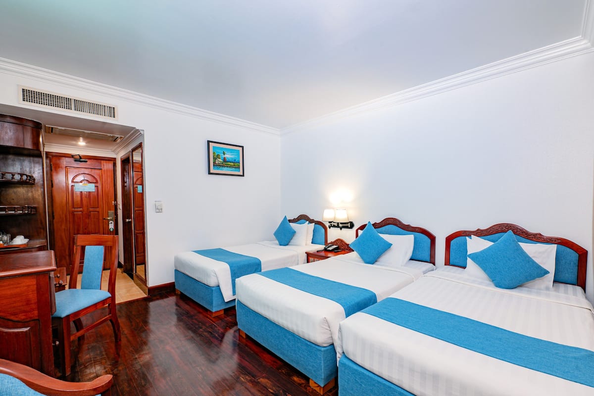 Superior Triple Room, 3 beds, Balcony with City View | Minibar, coffres-forts dans les chambres, décoration personnalisée