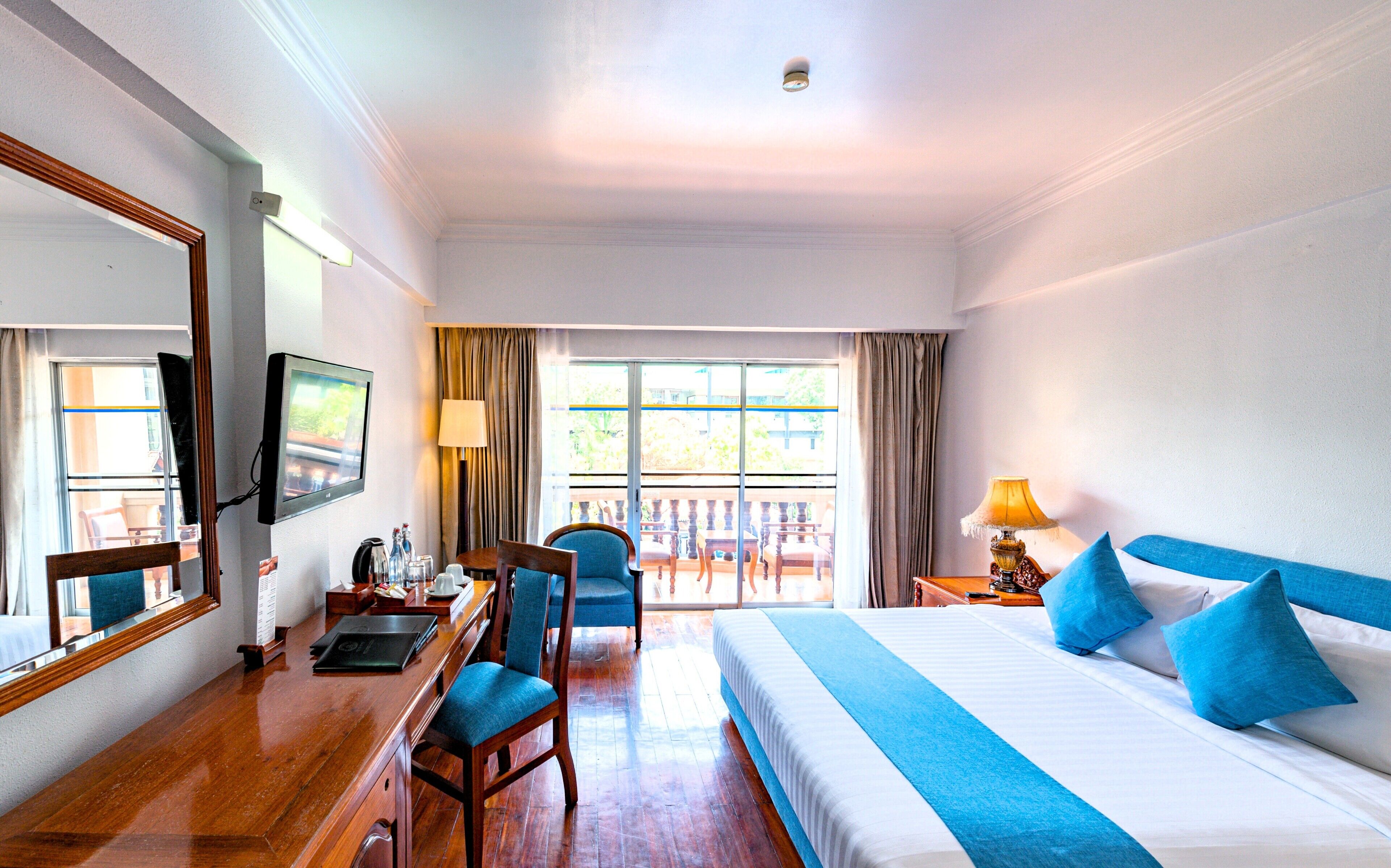 Superior Double Room, Balcony with City View | Minibar, safe på rommet, individuelt dekorert og individuelt innredet