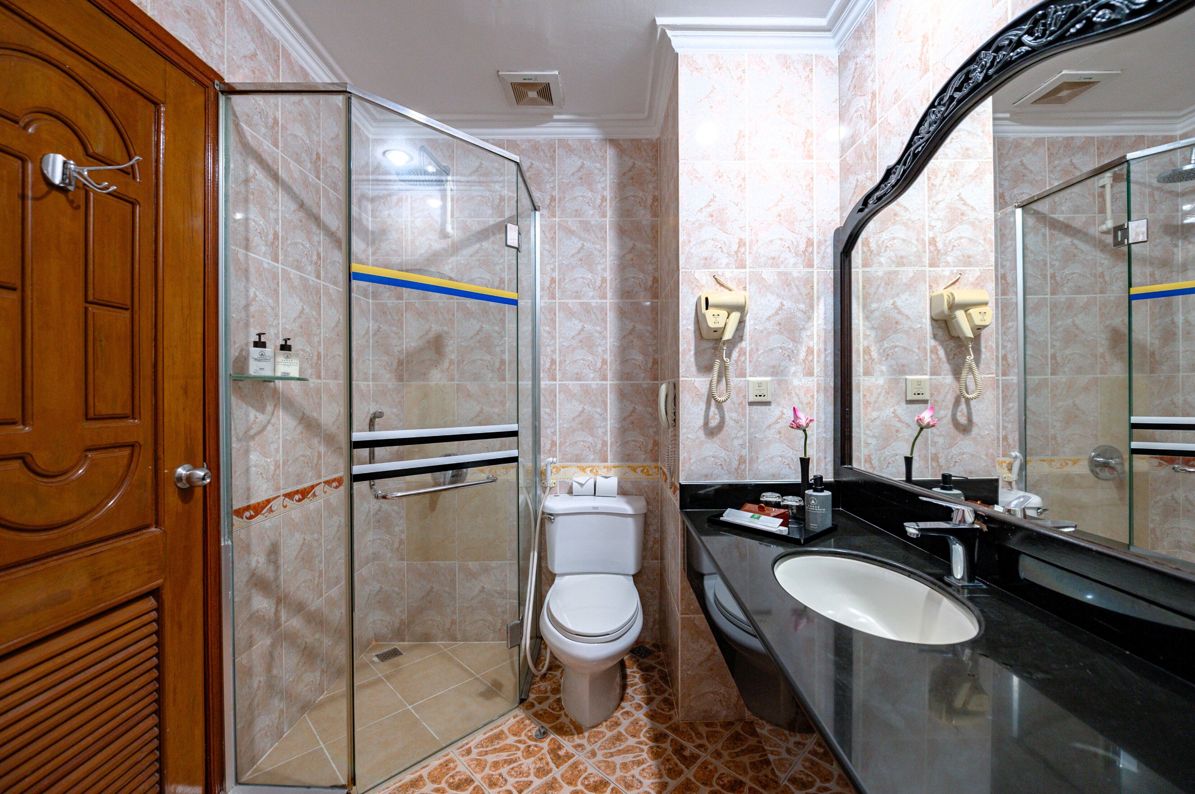 separate bathtub and shower, deep-soaking bathtub