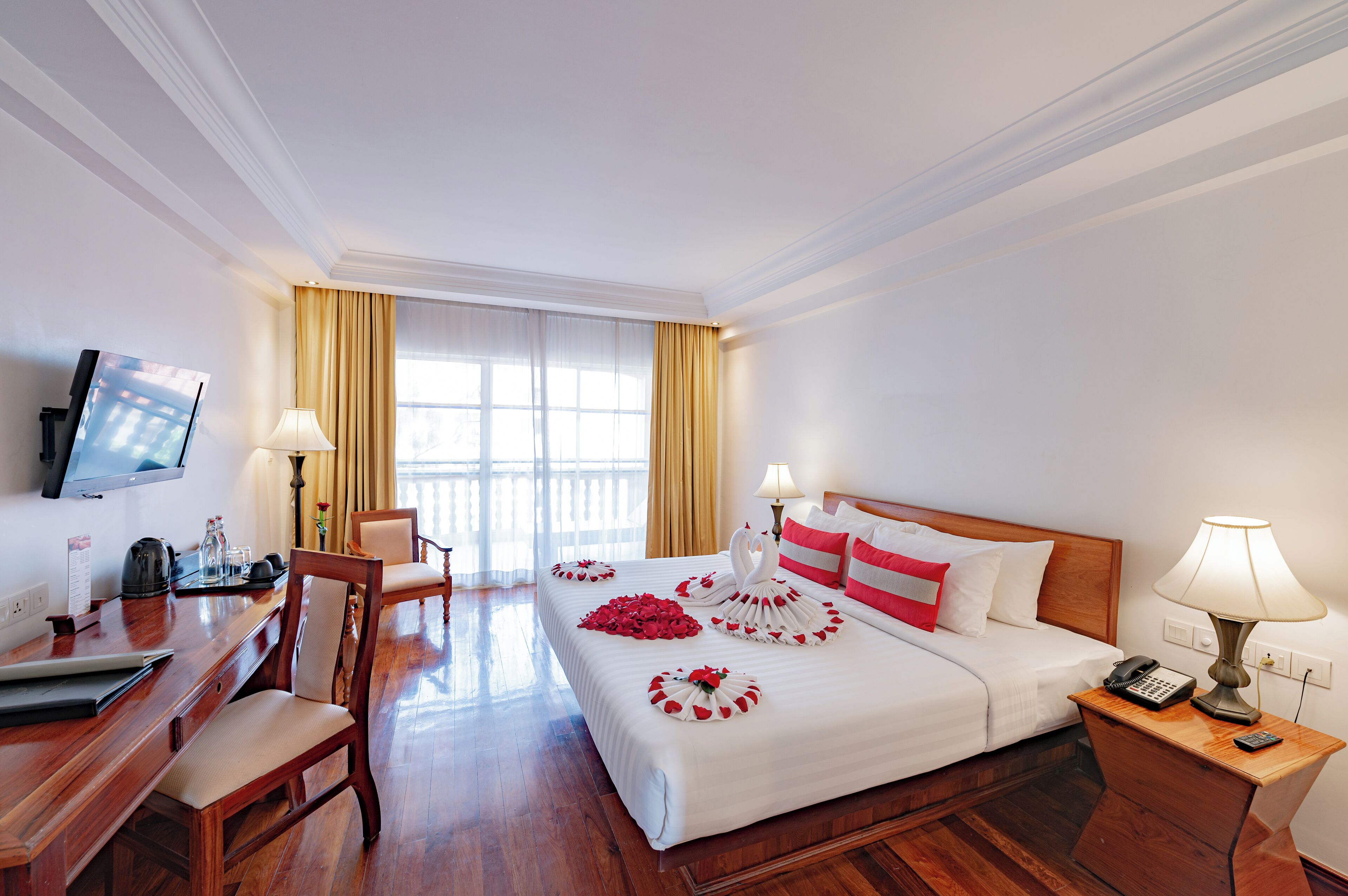 Premium Deluxe Room - Exclusive Package | Minibar, in-room safe, individually decorated, individually furnished