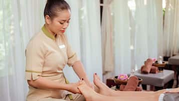 Couples treatment room(s), sauna, hot tub, steam room