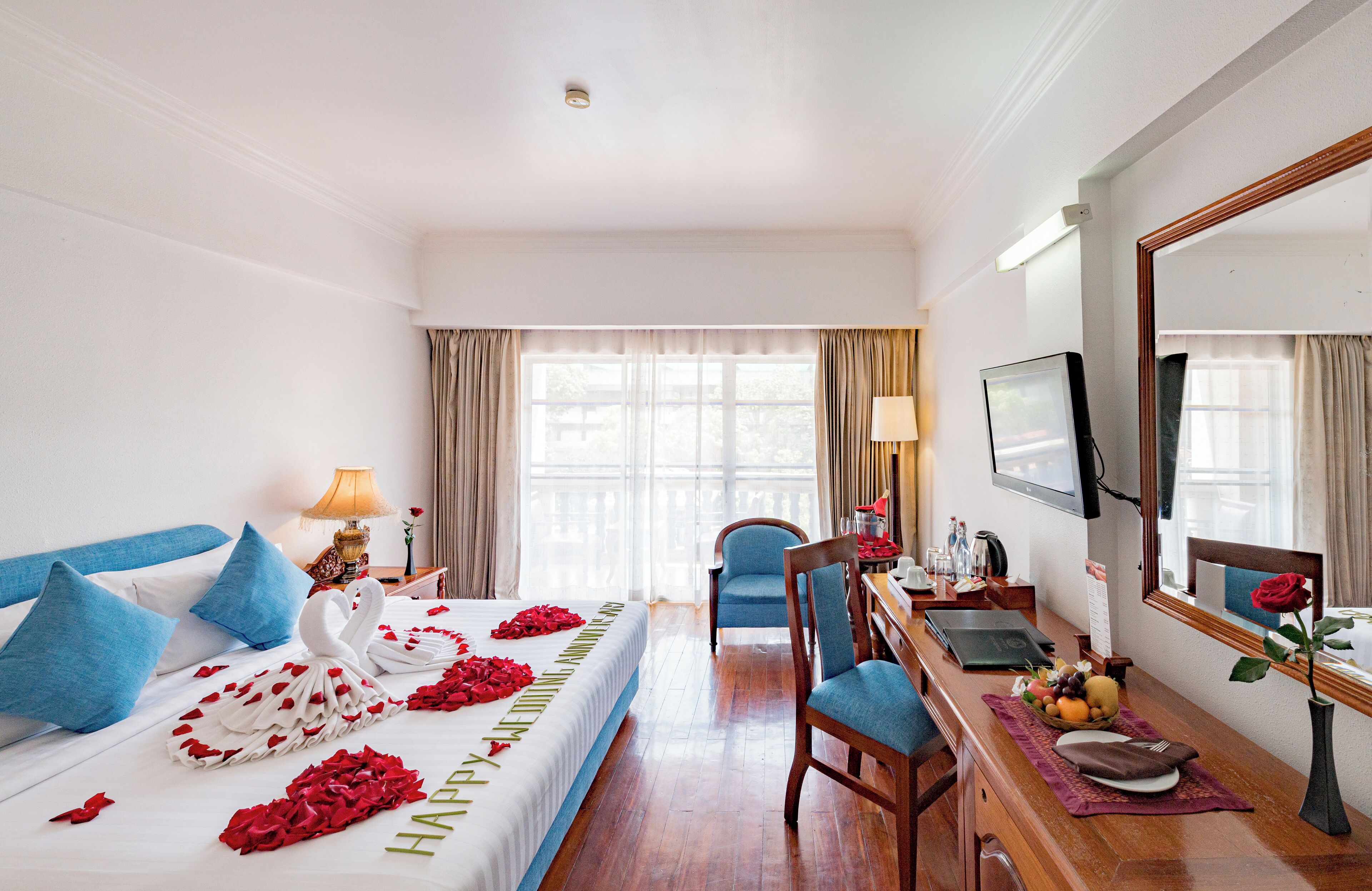 Minibar, in-room safe, individually decorated, individually furnished