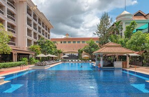 Piscine extérieure, accès possible de 7 h à 20 h, parasols