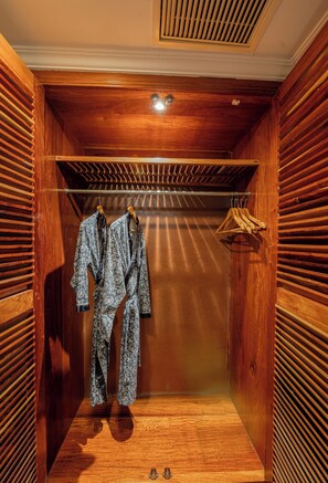 Wardrobe - Hotel Somadevi Angkor Resort & Spa (Siem Reap)