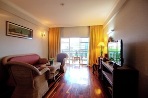 Somadevi Grand Suite, Living Room with Balcony | Wohnbereich | 32-Zoll-LCD-Fernseher mit Kabelempfang, Fernseher