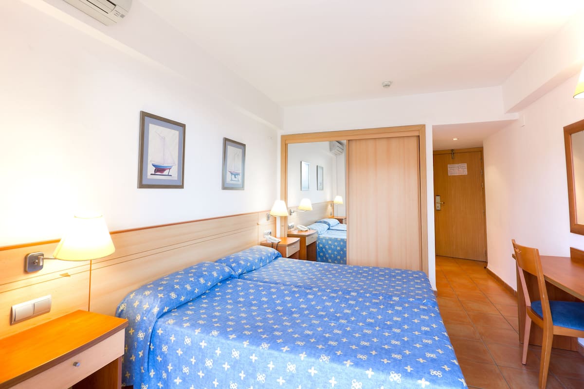 In-room safe, desk, free WiFi, bed sheets