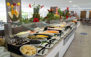 Tägliches Frühstücksbuffet gegen Gebühr