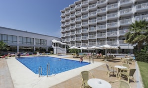 Außenpool, geöffnet von 10:30 Uhr bis 18:30 Uhr, Sonnenschirme