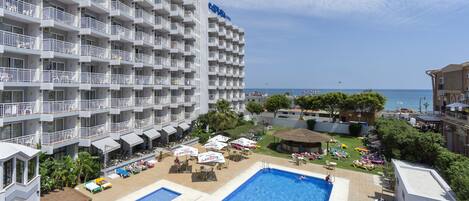 Udendørs pool, åben fra kl. 10.30 til kl. 18.30, parasoller, liggestole