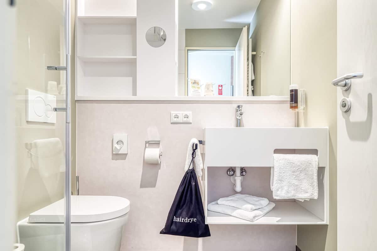 single room | bathroom | free toiletries, hair dryer, towels