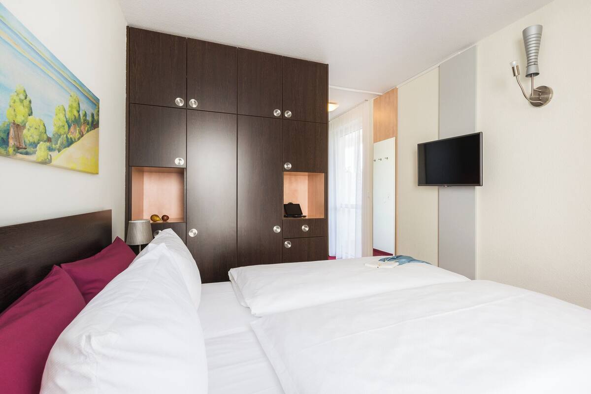 single room | in-room safe, free wifi