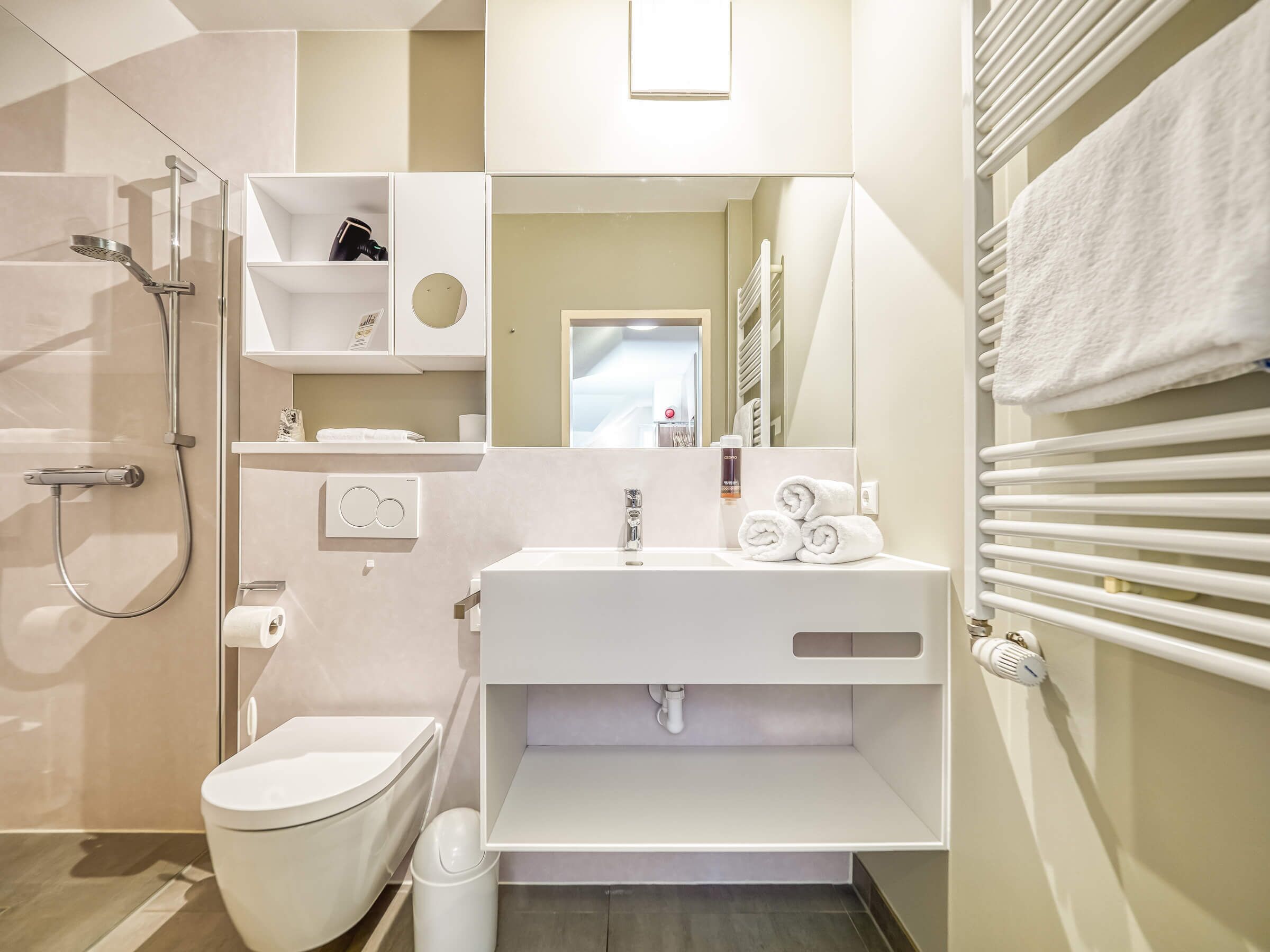 standard double room | bathroom | free toiletries, hair dryer, towels