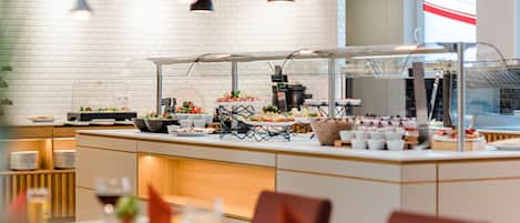 Petit déjeuner et dîner servis sur place, restauration en plein air