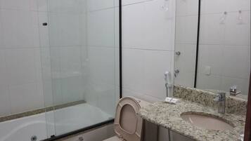 Suíte (Rovereto) | Banheiro | Produtos de toalete grátis, toalhas de banho