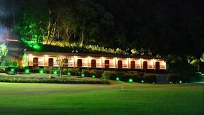 A building with multiple balconies and a well-lit lawn area. - Spazio di Garda (Sao Roque)