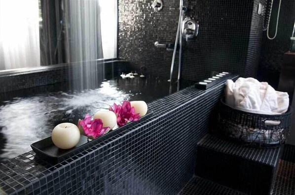 Presidential Suite | Deep-soaking bathtub