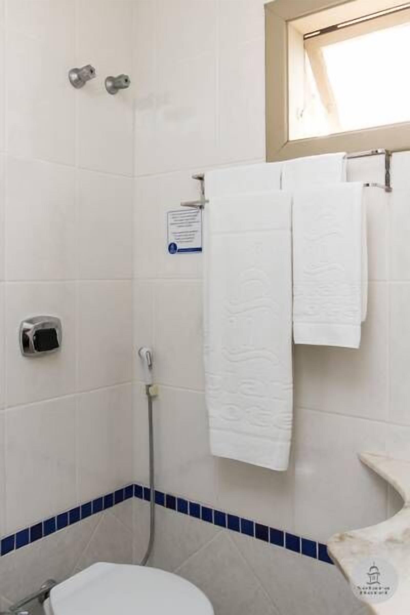 standard quadruple room | bathroom | shower, free toiletries, hair dryer, towels