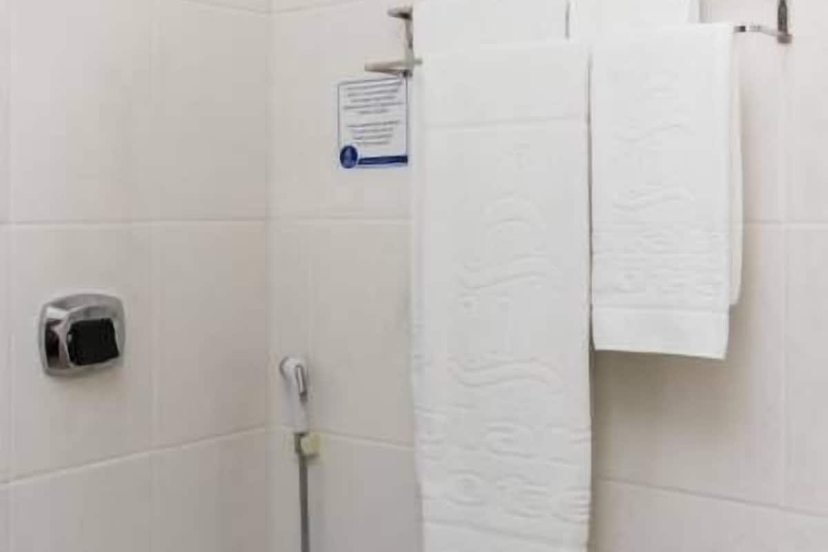 standard quadruple room | bathroom | shower, free toiletries, hair dryer, towels