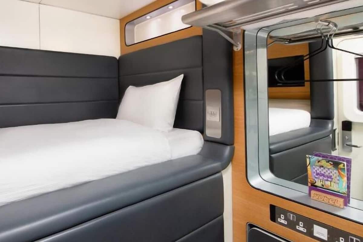 Hypo-allergenic bedding, desk, iron/ironing board, free WiFi