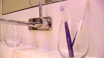 Shower, rainfall showerhead, free toiletries, hair dryer