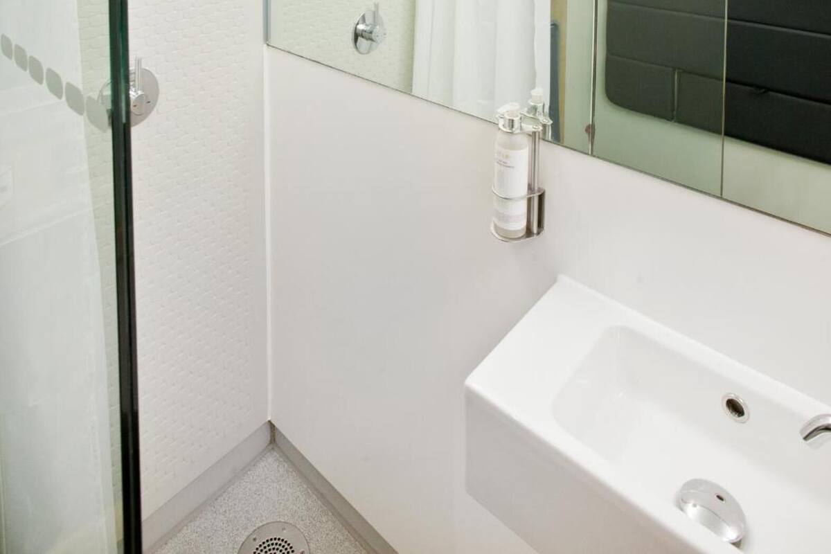 shower, rainfall showerhead, free toiletries, hair dryer