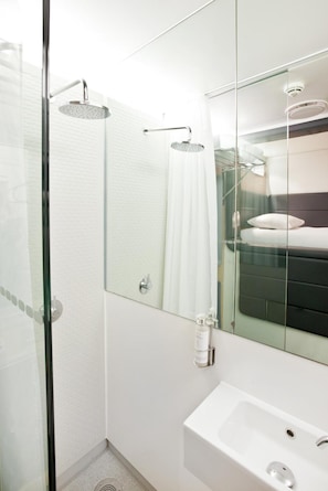 Douche, douche à « effet pluie », articles de toilette gratuits