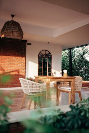 تقديم الإفطار والغداء والعشاء