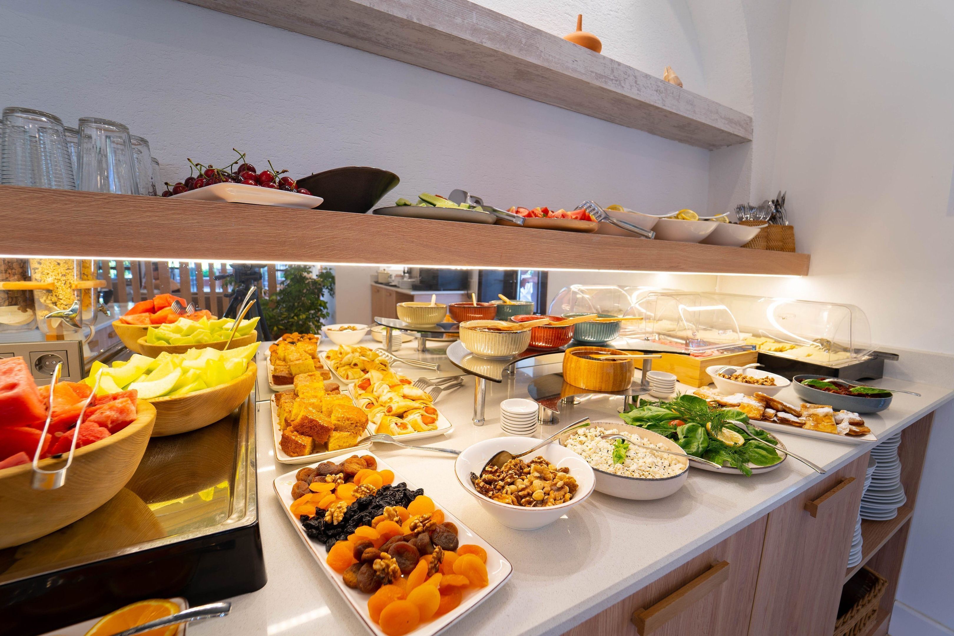 Un buffet proposant une variété de plats et d’ustensiles.