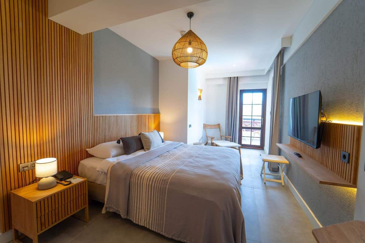 Premium bedding, minibar, in-room safe, soundproofing